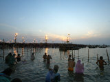 Hindu Devotees Bathe in the River Ganges on a Hindu Festival in Allahabad, India, January 14, 2007 Photographie par Rajesh Kumar Singh