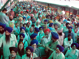Indian Sikh Pilgrims Wait for Immigration Clearance at Wagah Railway Station Near Lahore Fotografie-Druck