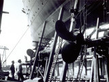 The Fitting of the Propeller to the Ship 'C. Di Savoia' Stampa fotografica The Fitting of the Propeller to the Ship 'C. Di Savoia' Stampa fotografica