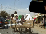 Afghans Sit in the Back of a Cart on the Outskirt of Kabul, Afghanistan, September 28, 2006 Photographie par Musadeq Sadeq
