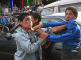 Two Afghan Children Who are Making Car Washing Work Fight Kabul, Afghanistan, June 29, 2006 Photographie par Rodrigo Abd