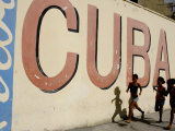 Cuban Girls Run in a Street in Havana, Cuba, Thursday, August 10, 2006 Fotografie-Druck von Javier Galeano