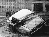 Automobile Destroyed and Flung up Against a Monument During the Flood in Florence Photographie