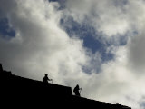 Two Tourists Walk in the Ruins of Machu Pichu, Peru Photographie par Tomas Munita