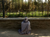 An Afghan Beggar Woman Clad in Burqa Waits to Receive Money in Kabul, Afghanistan, August 3, 2006 Photographie par Musadeq Sadeq