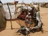 Two Sudanese Women Sit at a Make Shift Hut Fotografisk tryk