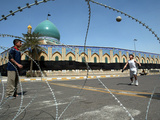 Iraqi Children Play Soccer on a Deserted Street Photographie