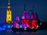 The Shtandart Frigate with Scarlet Sails Floats on the Neva River Lámina fotográfica The Shtandart Frigate with Scarlet Sails Floats on the Neva River Lámina fotográfica