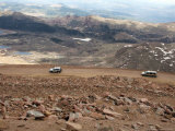 Vehicles Head Down the Pike's Peak Highway Lámina fotográfica Vehicles Head Down the Pike's Peak Highway Lámina fotográfica
