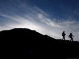 Two Girls Walk Around the Sun Pyramid at Teotihuacan Archeological Site Photographie