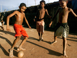 Children Play Soccer at a Shelter in the City Maraba - Fotografik Baskı Children Play Soccer at a Shelter in the City Maraba - Fotografik Baskı