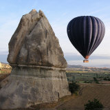 A Hot Air Balloon Rises to the Sky at Sunrise Lámina fotográfica