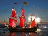 The Shtandart Frigate with Scarlet Sails Floats on the Neva River Lámina fotográfica The Shtandart Frigate with Scarlet Sails Floats on the Neva River Lámina fotográfica