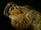 Gilded Mummy with Greek Spiral Curls and Traditional Egyptian Motifs, Bahariya Oasis, Egypt Photographie par Kenneth Garrett