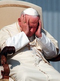 Pope John Paul II Holds His Head During the Weekly Open-Air General Audience Lámina fotográfica Pope John Paul II Holds His Head During the Weekly Open-Air General Audience Lámina fotográfica