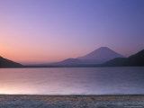 Mt. Fuji from Motosu Lake, Yamanashi, Japan Lámina fotográfica por Rob Tilley Mt. Fuji from Motosu Lake, Yamanashi, Japan Lámina fotográfica por Rob Tilley