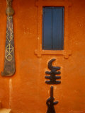 Adinkra Symbols on Shrine to Nana Yaa Asantewaa, Ejisu, Ghana Fotografisk tryk af Alison Jones
