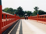 Kimono on the Bridge, Kyoto, Japan Photographie par Shin Terada