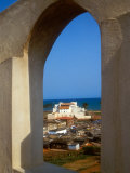 St George's Castle Through Arched Window at St Jago Fort, Elmina Castle, Elmina, Ghana Fotografisk tryk af Alison Jones