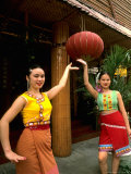 Women in Dai Traditional Costume, China Photographie par Bill Bachmann