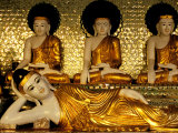 Reclining Buddha, Shwedagon Pagoda, Yangon, Myanmar Lámina fotográfica por Inger Hogstrom