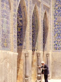 Old Man Entering Imam Mosque, Isfahan, Iran Lámina fotográfica por Sergio Pitamitz Old Man Entering Imam Mosque, Isfahan, Iran Lámina fotográfica por Sergio Pitamitz