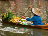 Old Woman Paddling Boat at Floating Market, Damoen Saduak, Thailand Photographie par Gavriel Jecan