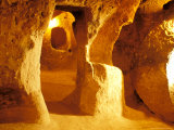 Room in the Underground City in Mazikoy, Cappadocia, Central Anatolia, Turkey Photographie par Ali Kabas