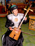 Playing Traditional Horsehead Fiddle Music in Ulaan Baatar, Mongolia Photographie par Bill Bachmann