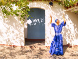 African Dancer in Old Colonial Village, Trinidad, Cuba Photographie par Bill Bachmann