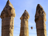 Hot Air Balloon Between Fairy Chimneys, Love Valley, Cappadocia, Central Anatolia, Turkey Photographie par Ali Kabas