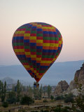 Balloon Ride over Cappadocia, Turkey Lámina fotográfica por Joe Restuccia III
