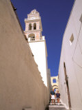 Couple Walking Down Steps, Santorini, Greece Photographie par Bill Bachmann