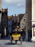 Horse-Drawn Carriages with Tourists, Bruges, Belgium Lámina fotográfica por Cindy Miller Hopkins Horse-Drawn Carriages with Tourists, Bruges, Belgium Lámina fotográfica por Cindy Miller Hopkins