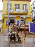 Donkey and Yellow Building, Hydra, Greece Lámina fotográfica por Ali Kabas