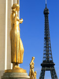 Statues with Eiffel Tower, Paris, France Photographie par Bill Bachmann