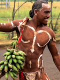 Native Preparing to Compete in Banana Race, Tapati Festival, Rapa Nui, Easter Island, Chile Photographie par Bill Bachmann