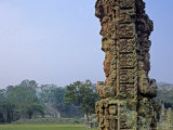 Carved Mayan Pillar, Honduras Photographie par Kenneth Garrett