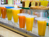 Juice Drinks at the Market, Guanajuato, Mexico Lámina fotográfica por Julie Eggers