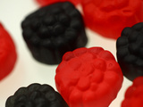 Close-up of Red and Black Chewy Candy Pieces Fotografisk tryk Close-up of Red and Black Chewy Candy Pieces Fotografisk tryk