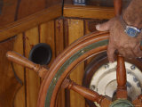Man's Hand Steering Ship's Helm Lámina fotográfica Man's Hand Steering Ship's Helm Lámina fotográfica