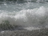 A Tall Ocean Wave Crashing into the Beach Photographie