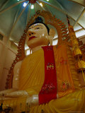 A Large Buddha Statue at the Thai-Influenced Temple of 1000 Lights, in Little India, Singapore Photographie par Glenn Beanland