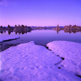 Winter Sunset Over Lake with Snow in Foreground, Mono Lake, USA Photographie par Wes Walker