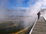 People Walking Boardwalk Over Hot Springs of Black Sand Basin, Yellowstone Nat. Park, Wyoming, USA Photographie par Stephen Saks