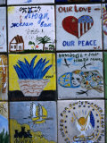 Painted Tiles Promoting Soviet-American Friendship, Wall Of Peace On Ulitsa Arbat, Moscow, Russia Lámina fotográfica por Jonathan Smith