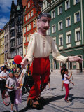 Children Walking Giant Puppet in Parade, Wroclaw, Poland Photographie par Pershouse Craig