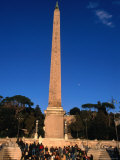 Egyptian Obelisk On Piazza Del Poppolo, Rome, Italy Lámina fotográfica por Martin Moos Egyptian Obelisk On Piazza Del Poppolo, Rome, Italy Lámina fotográfica por Martin Moos