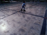 Roller Blader In Tuanjiehu Park Bejing, China Lámina fotográfica por Phil Weymouth Roller Blader In Tuanjiehu Park Bejing, China Lámina fotográfica por Phil Weymouth