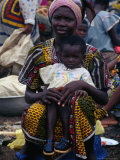 Woman with Baby at Monday Market in Kong, Looking at Camera, Cote d'Ivoire Photographie par Pershouse Craig